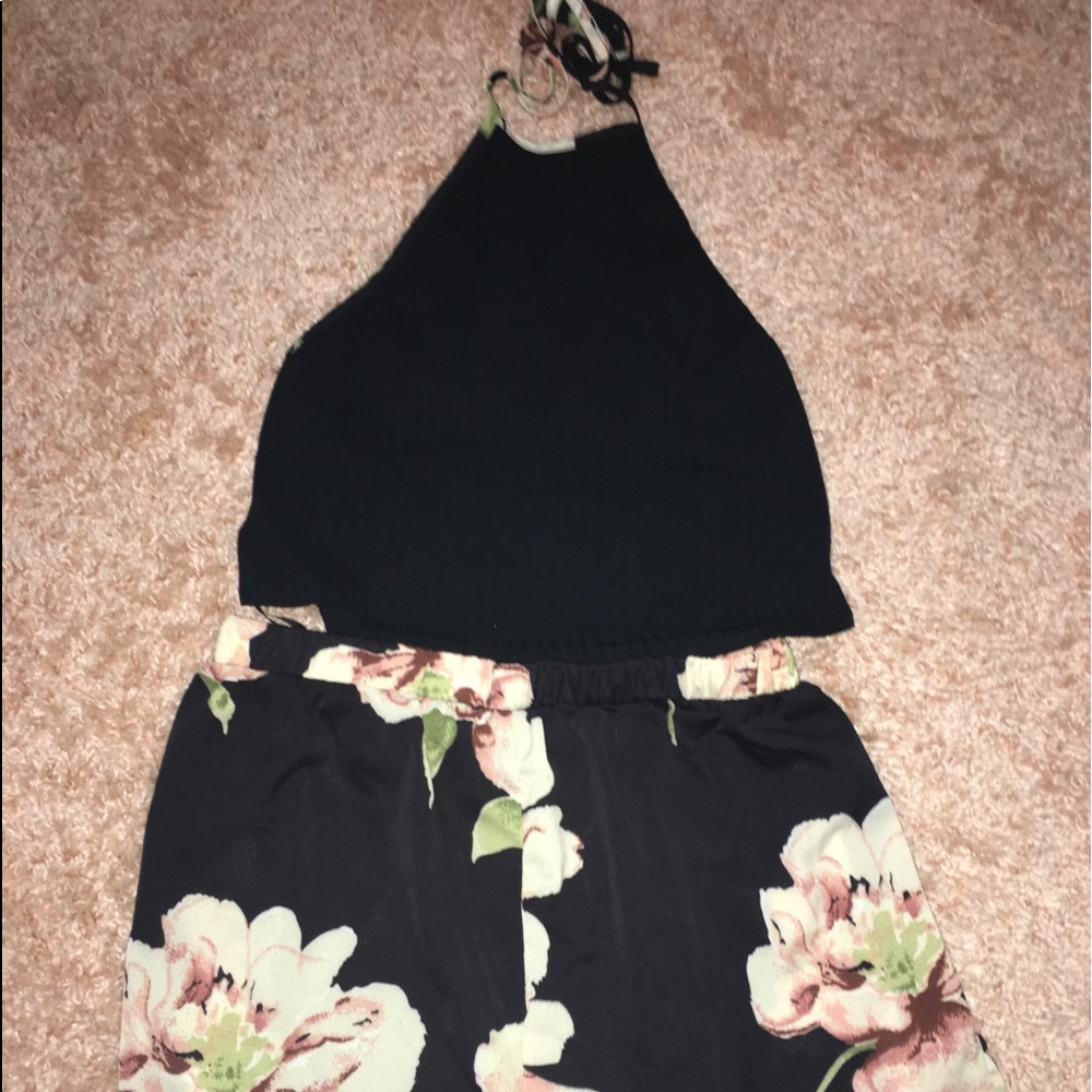 Rib-knot halter top with flower shorts set